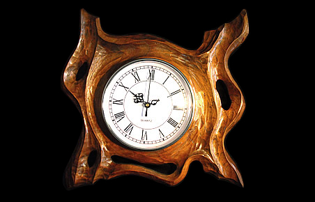 Reloj decorativo tallado en madera